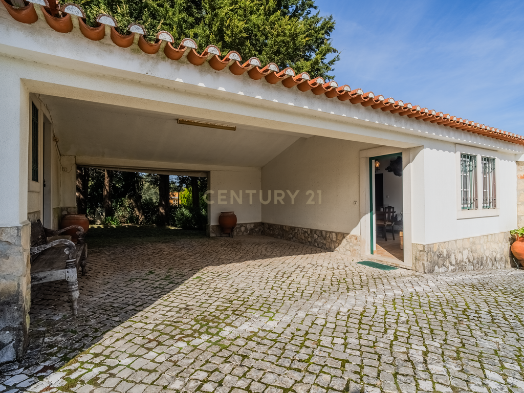 Luxuosa Moradia Isolada com jardim Privado na Venda do Pinheiro - Image 27